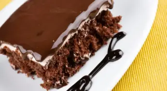 Bolo de Chocolate com Cobertura de Ganache